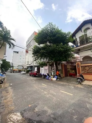 Bán Villa Phố 24/1- 24/3 Hoàng Dư Khương DT: 13,6m x 20m, hầm, 2 lầu.