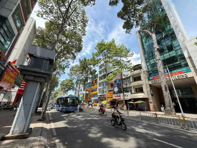 Bán nhà Mặt tiền Trần Hưng Đạo, giáp ngay Q1